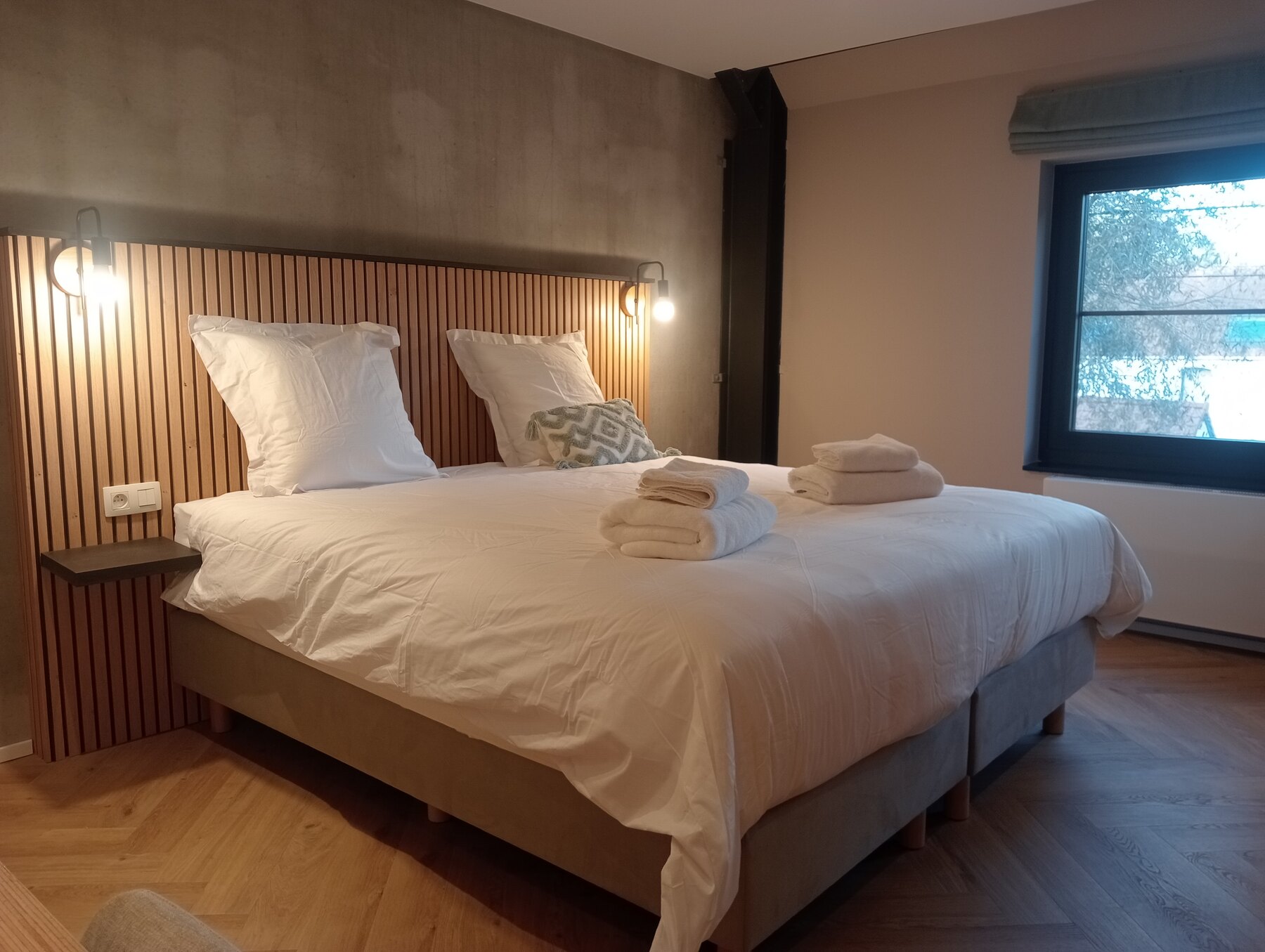 Chambre 2 avec lit queen size et télévision