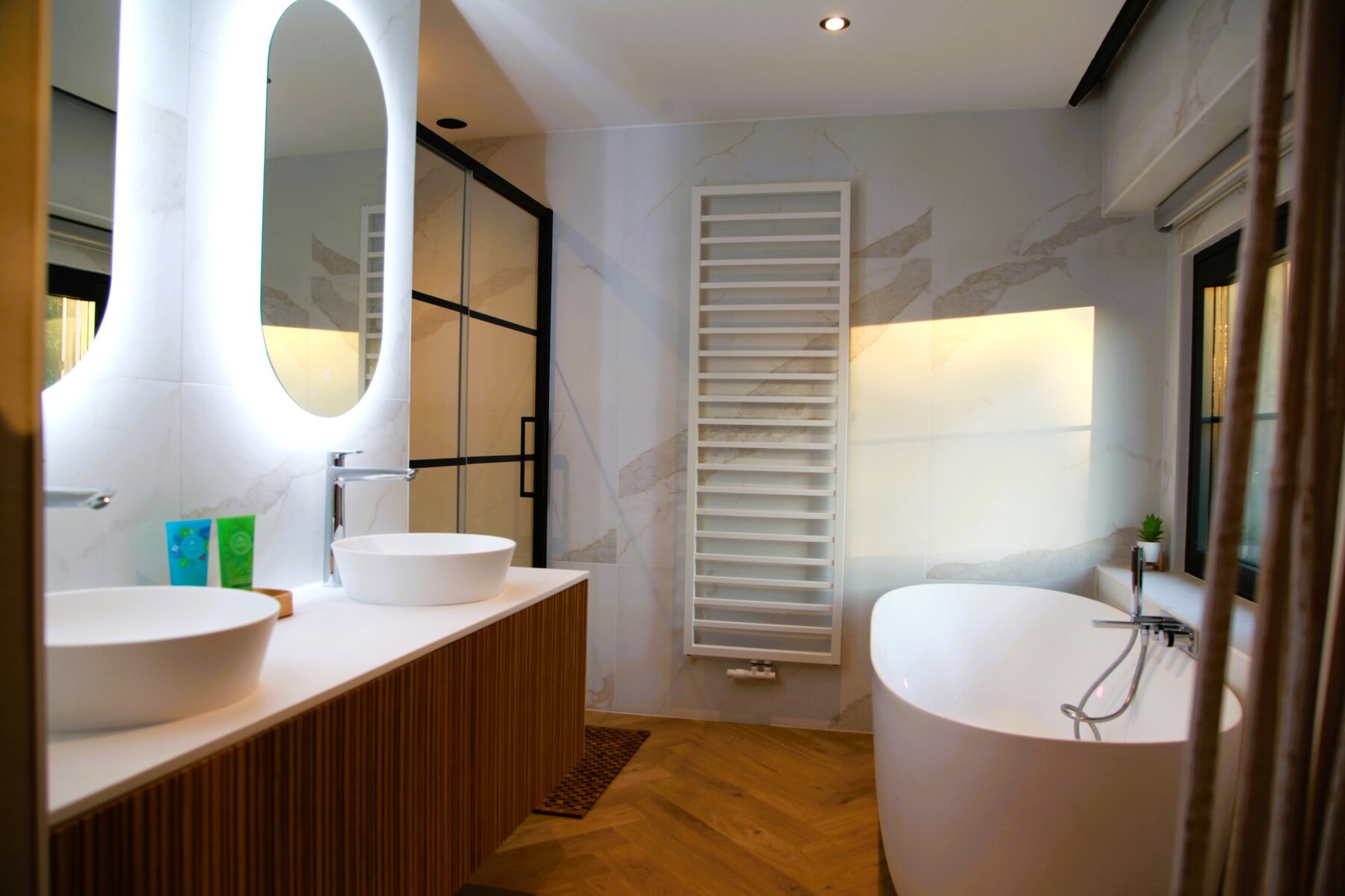 Salle de bain avec bain à remous de la chambre 3