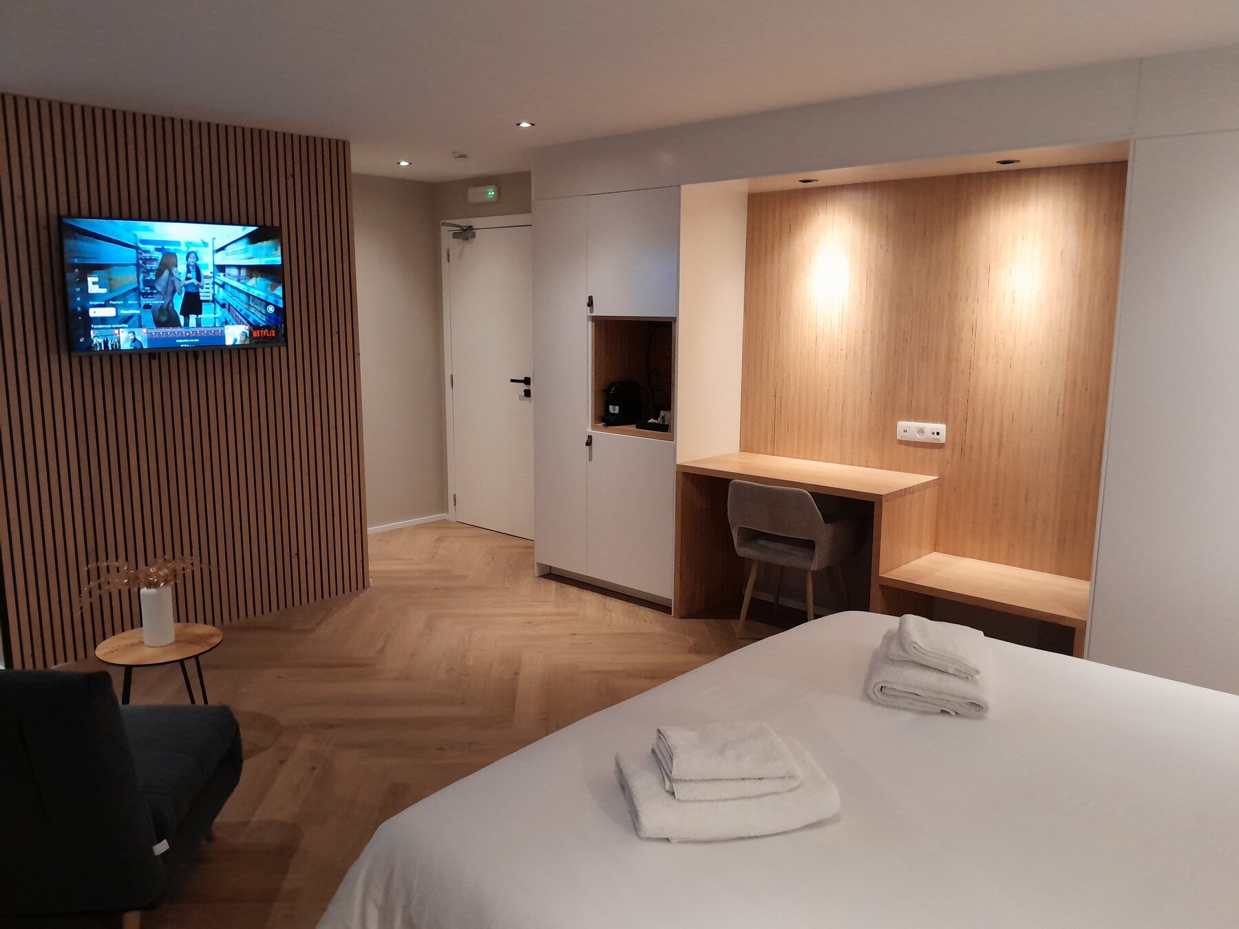 Chambre 4 supérieure avec télévision et mobilier en bois